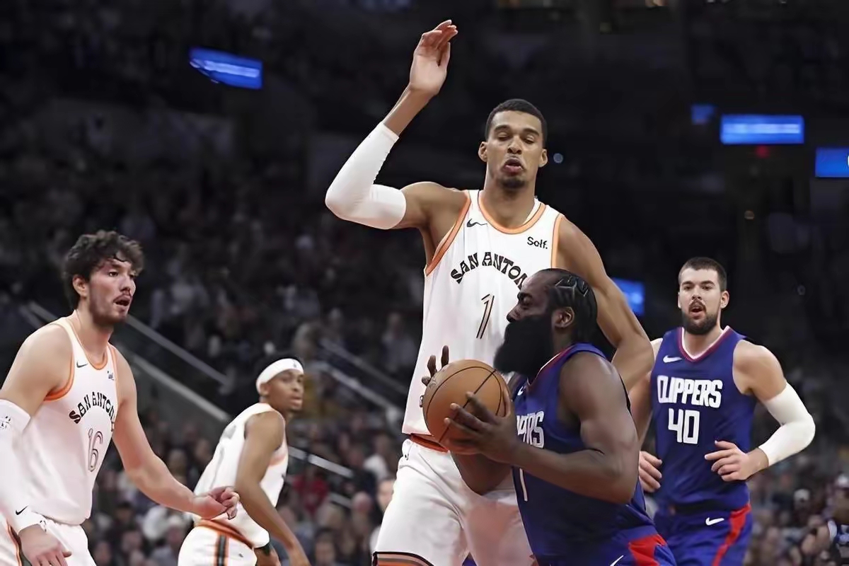 包含里程碑夜圣安东尼奥马刺绝杀压哨，西甲清晨刷纪录，震撼外界，更衣室氛围转暖的词条AC米兰官网